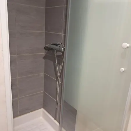 Budgetbnb 53, Opera * تولون